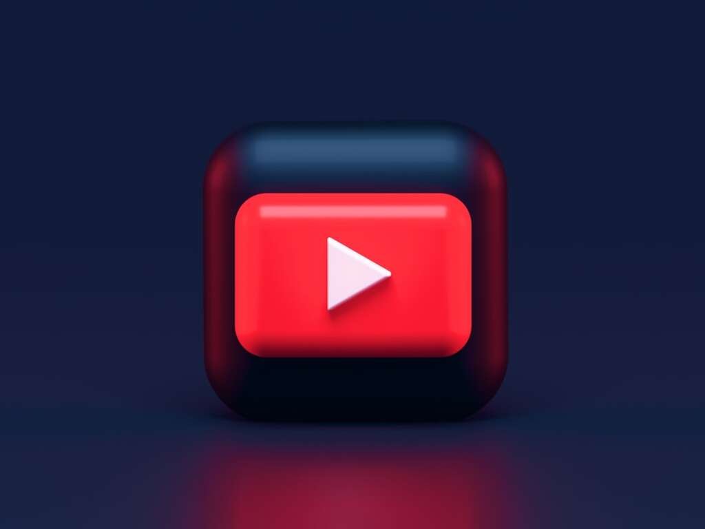 Tela de computador exibindo painel do YouTube Studio com gráficos de audiência e anúncios.