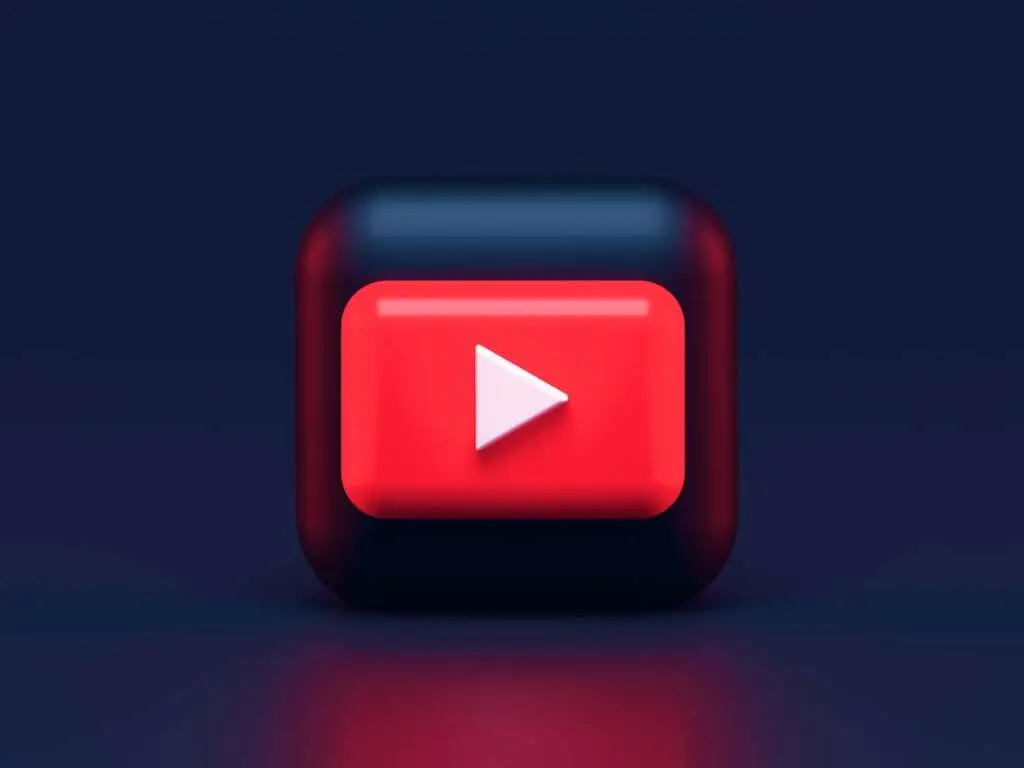 Tela de computador exibindo painel do YouTube Studio com gráficos de audiência e anúncios.