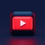 Tela de computador exibindo painel do YouTube Studio com gráficos de audiência e anúncios.