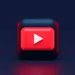 Tela de computador exibindo painel do YouTube Studio com gráficos de audiência e anúncios.
