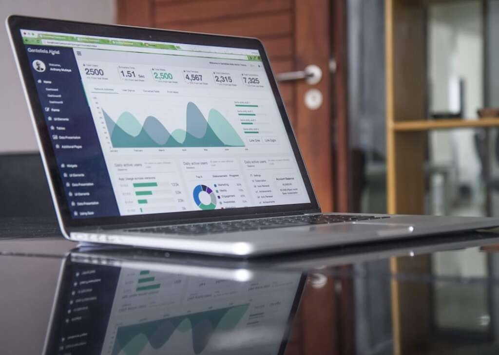 Painel de marketing digital exibindo métricas de campanha e segmentação de audiência em tela de computador