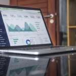 Painel de marketing digital exibindo métricas de campanha e segmentação de audiência em tela de computador