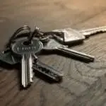 Tela de computador exibindo código-fonte com destaque para chaves de API expostas, representando vulnerabilidade de segurança.