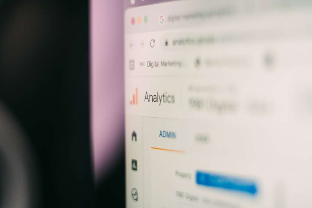 Tela de computador exibindo interface de mecanismo de busca com resultados filtrados e alertas de moderação